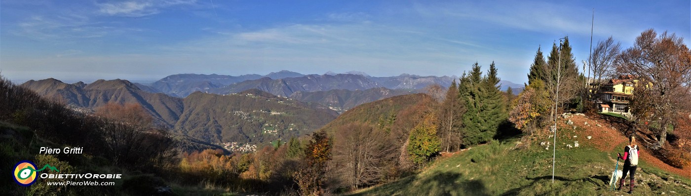 33 Vista panoramica verso la Val Serina dalla Madonnina della neve in vetta al Monte Poieto (1360 m).jpg